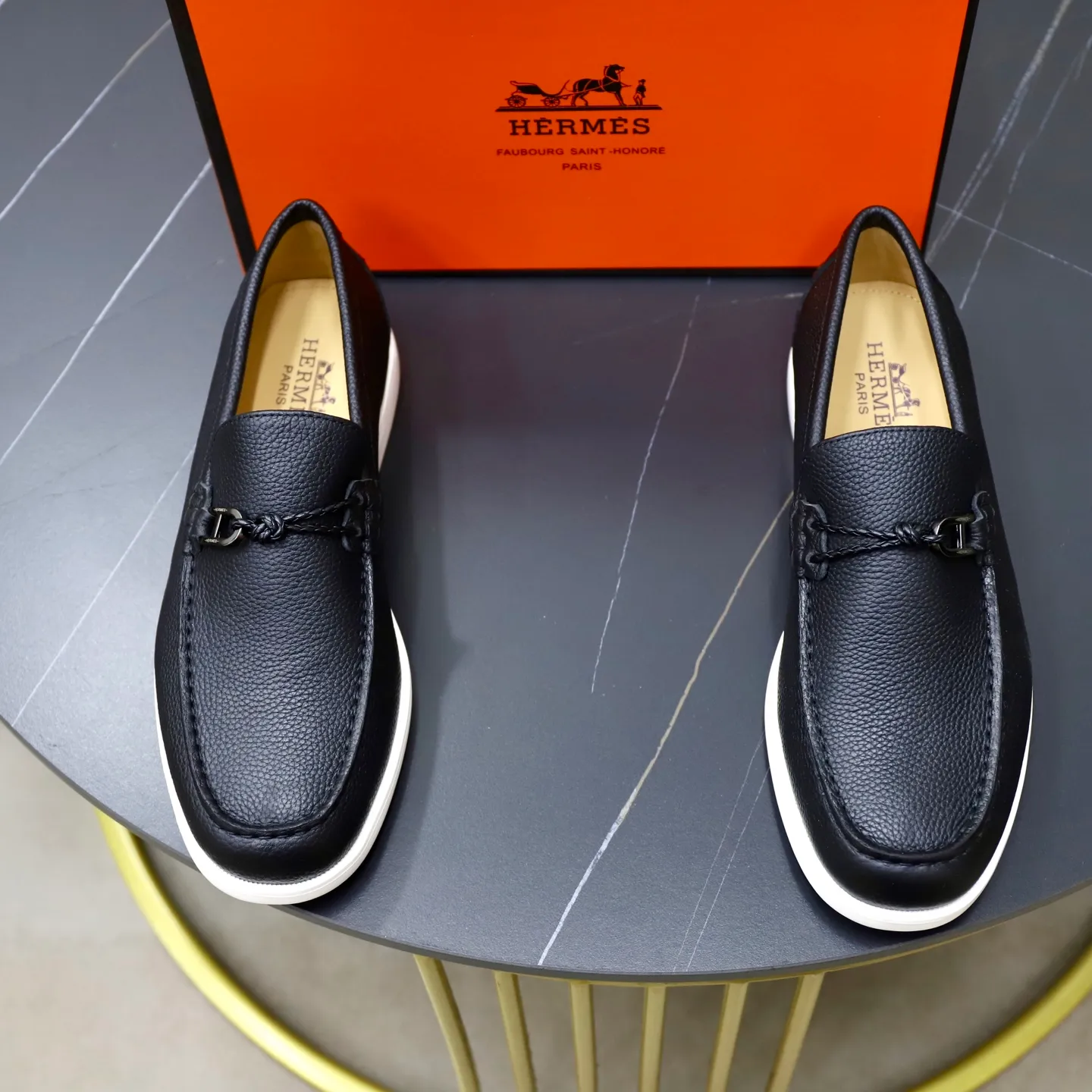 Ex-factory price: 560💰Hermès/Hermès slip-on men's shoes. This shoe is made of imported pebbled cowhide. It has simple and smooth lines and is combined with aerodynamically designed 3CM rubber foam ultra-light soles! Youthful and fashionable, classic H-shaped hardware buckle decoration, calf lining gently wraps the feet, with logo cowhide feet, casual and urban style, highlighting youthful vitality, sports and leisure version, super versatile, code number: 38-39-40-41-42-43-44 standard leather shoe size (45 can be customized but does not support returns)